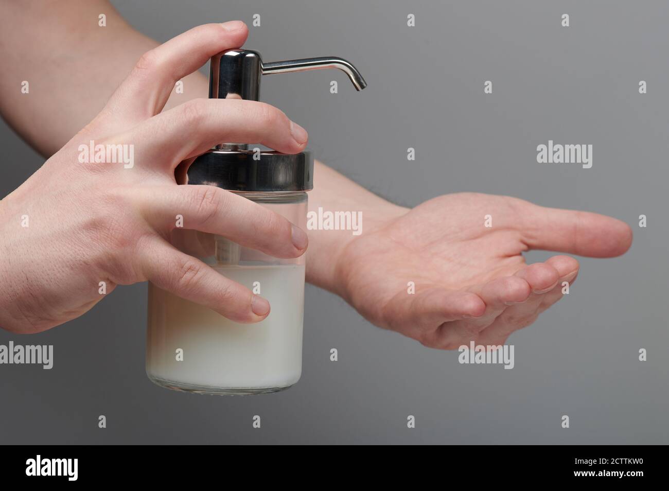 Tema igienico sano. Contenitore di pressatura con vista laterale del sapone liquido Foto Stock