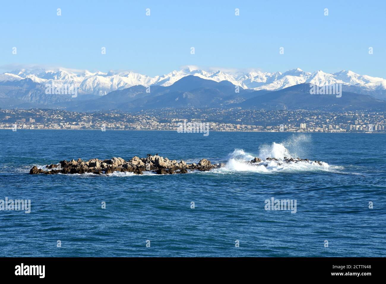 Francia, costa azzurra, dal capo di Antibes, ha nevoso Merano massiccio e l'isola di Grenille nel mare medietranean Foto Stock
