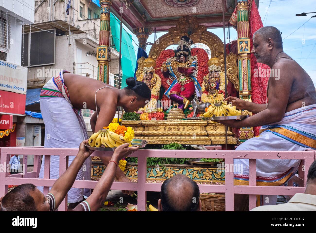 Durante un festival di 9 giorni al tempio di Fanaswadi, Bhuleshwar, Mumbai, India, un carro con il dio Krishna (Gopala) viene tirato attraverso i vicoli vicini Foto Stock