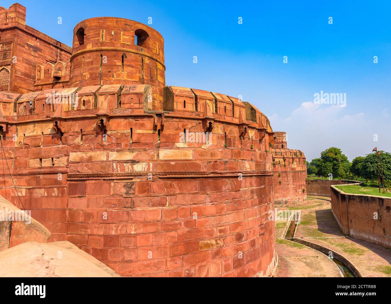 Muro di arenaria del Forte di Agra, un forte storico che fu la residenza principale degli imperatori della dinastia Mughal fino al 1638, quando la capitale era shif Foto Stock