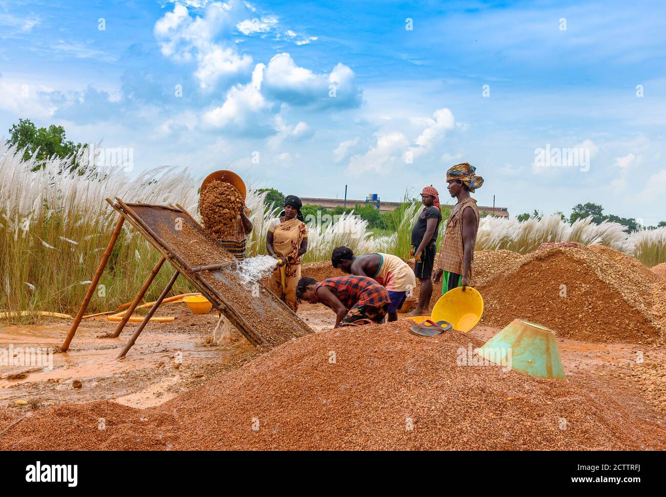 Durgapur/India-24 settembre 2020. Lavoratori locali di sesso maschile con una lavoratrice femminile, lavorando su un cantiere. Viene utilizzata la messa a fuoco selettiva. Foto Stock