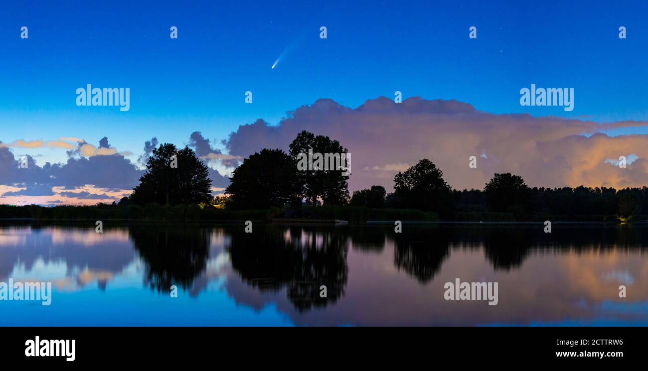 Meteora, stella di tiro o stella cadente vista in un cielo notturno con le nuvole. COMETA NEOWISE, C/2020 F3. Foto Stock