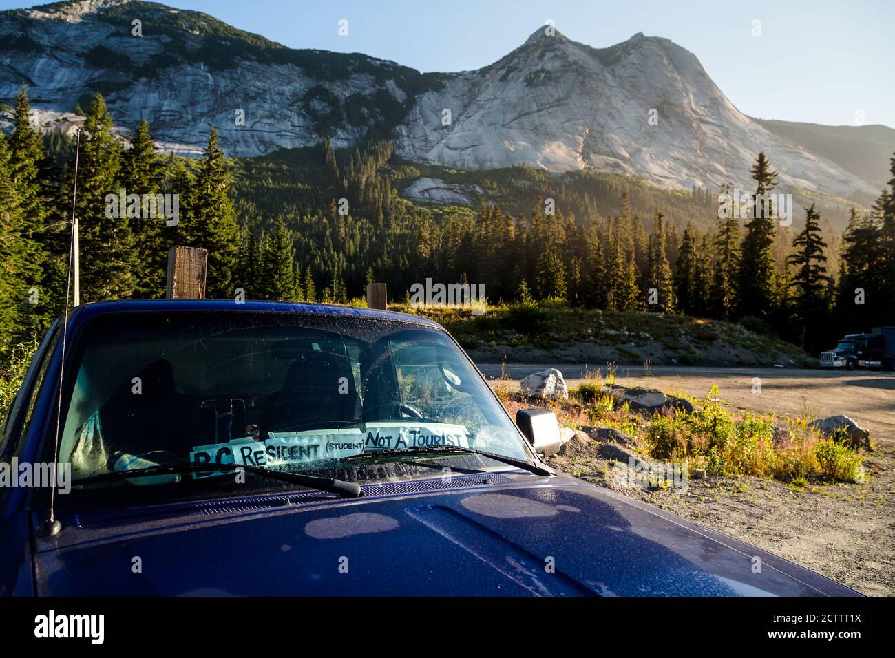 La vettura con una targa esterna mostra un cartello indicante il proprietario è un residente locale a causa di discriminazioni persone che viaggiano attraverso Foto Stock