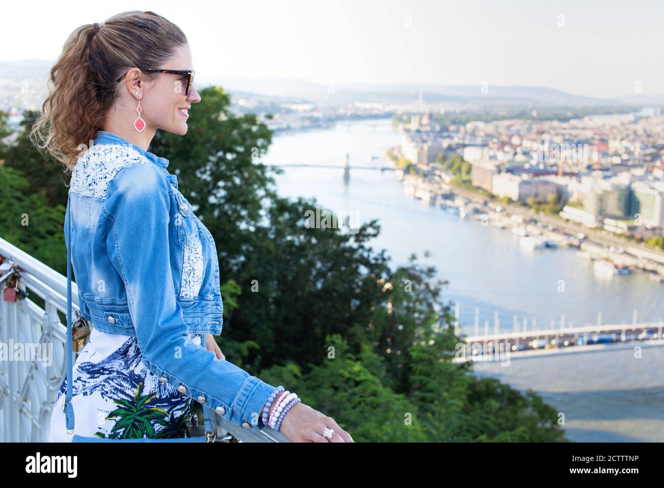 Giovane donna caucasica che si chiede nel panorama di Budapest, Ungheria Foto Stock