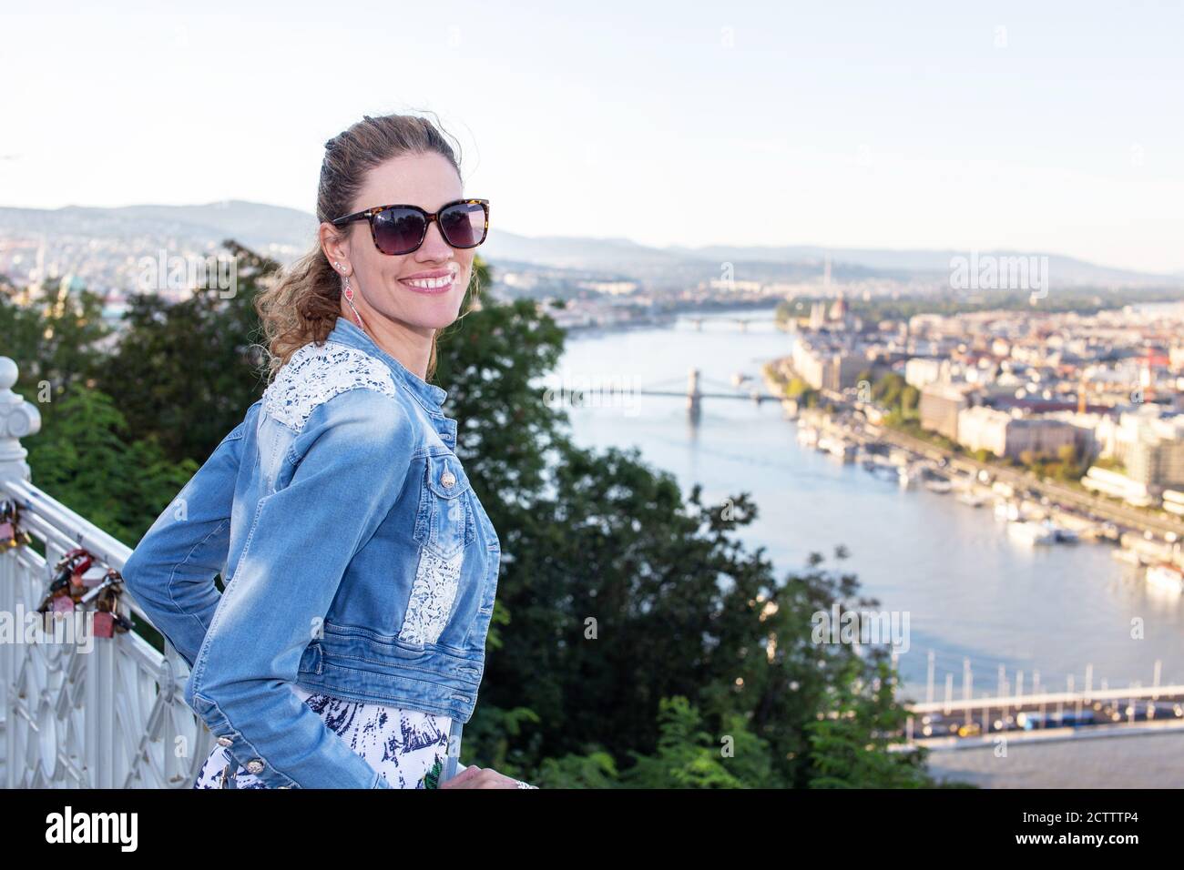Giovane donna urbana che ama visitare Budapest, Ungheria Foto Stock