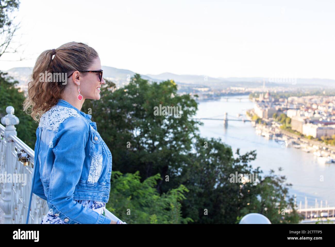 Giovane donna europea urbana che si chiede nel panorama di Budapest, Ungheria Foto Stock