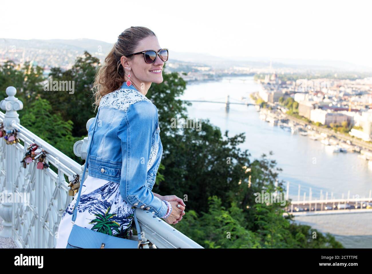 Giovane donna spensierata che si rilassa nel panorama di Budapest, Ungheria Foto Stock