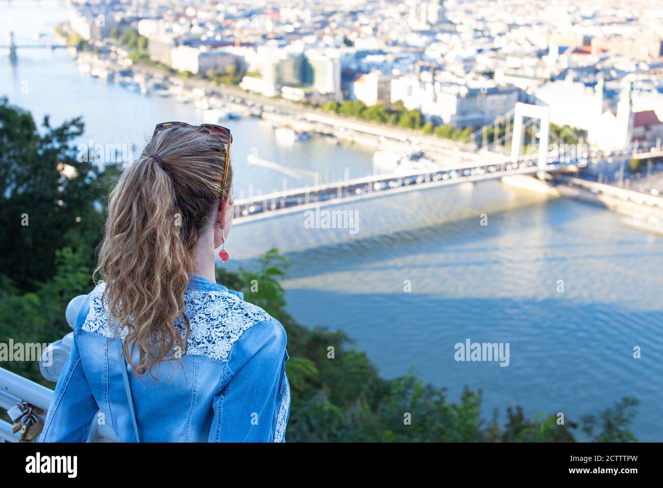 Giovane donna che si chiede in Budapest panorama vista posteriore, Ungheria Foto Stock