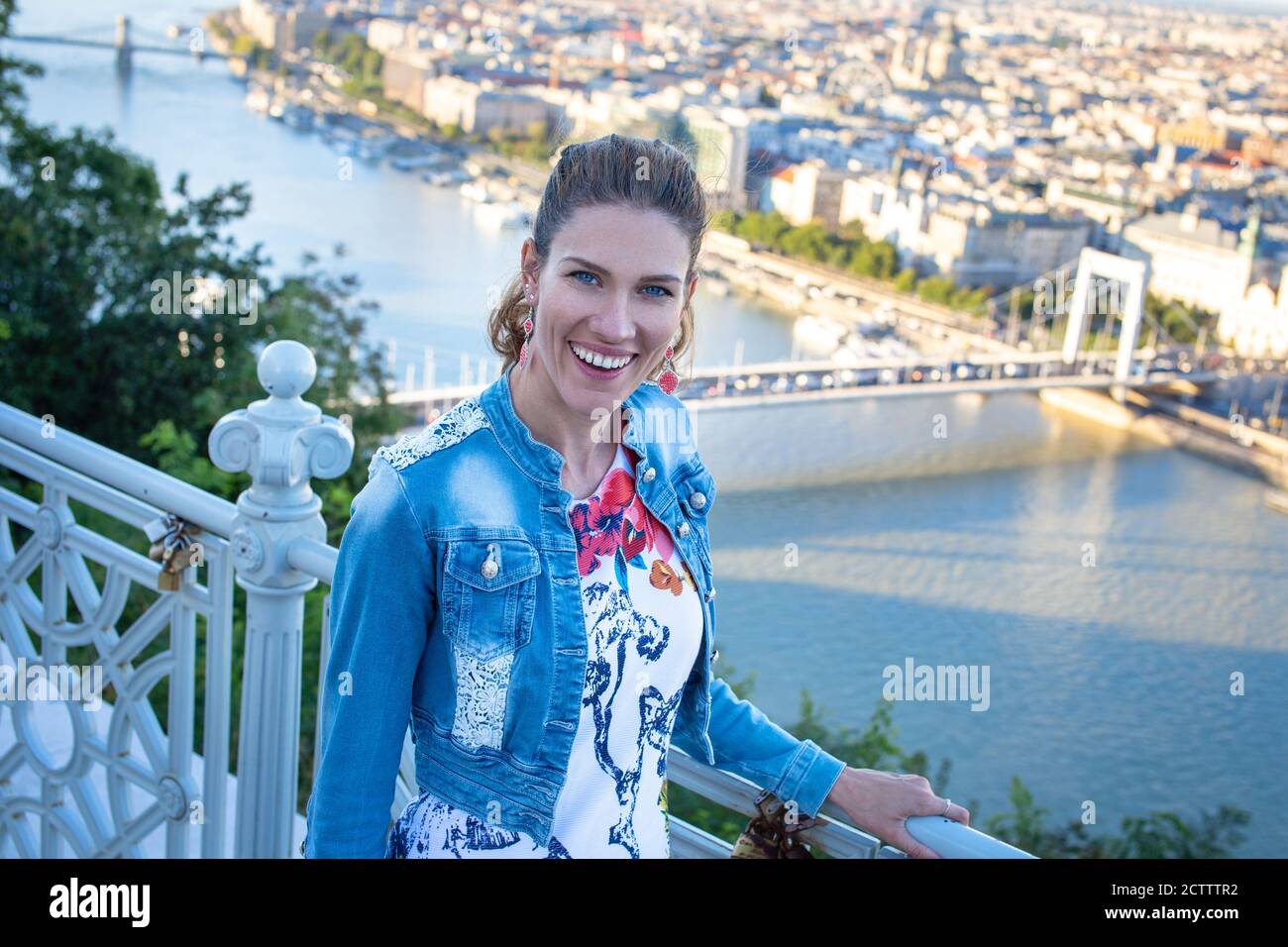 Felice giovane donna positiva che ride nel panorama di Budapest, Ungheria Foto Stock