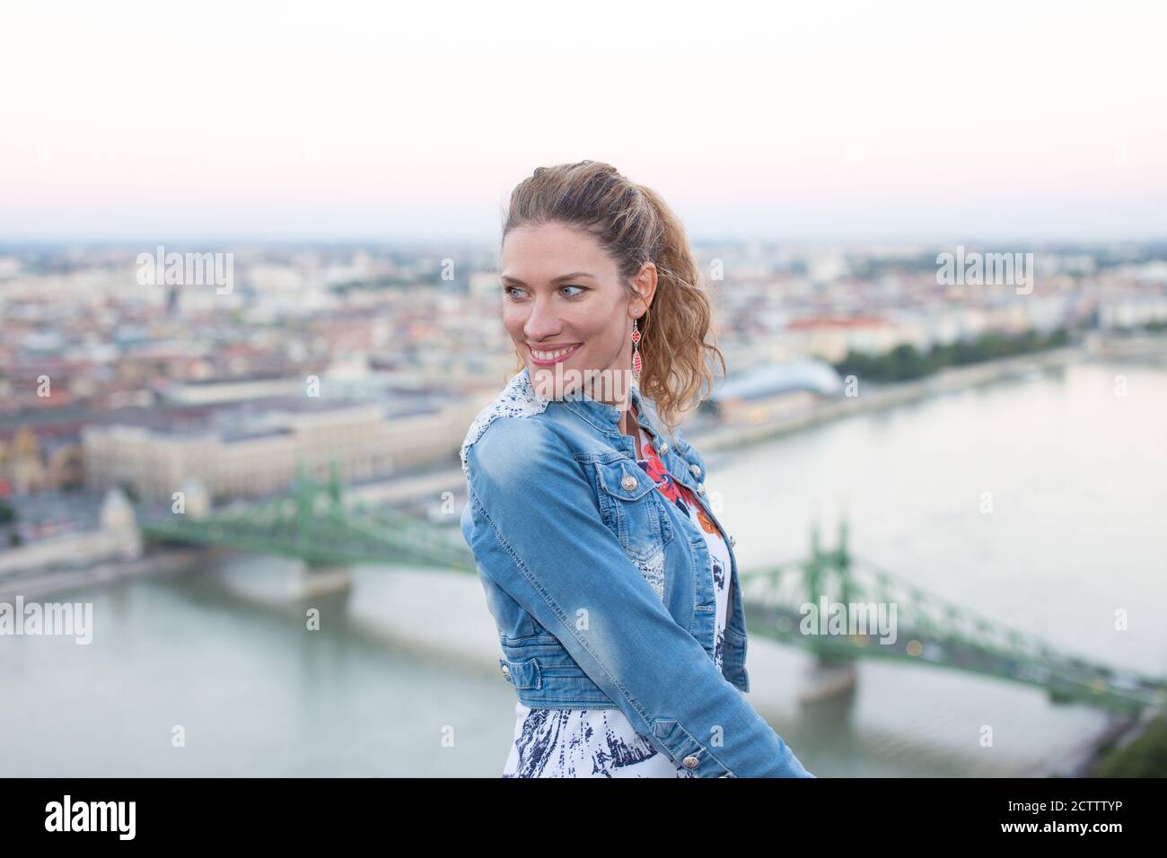 Felice giovane allegra donna che guarda via a Budapest viaggio, Ungheria Foto Stock