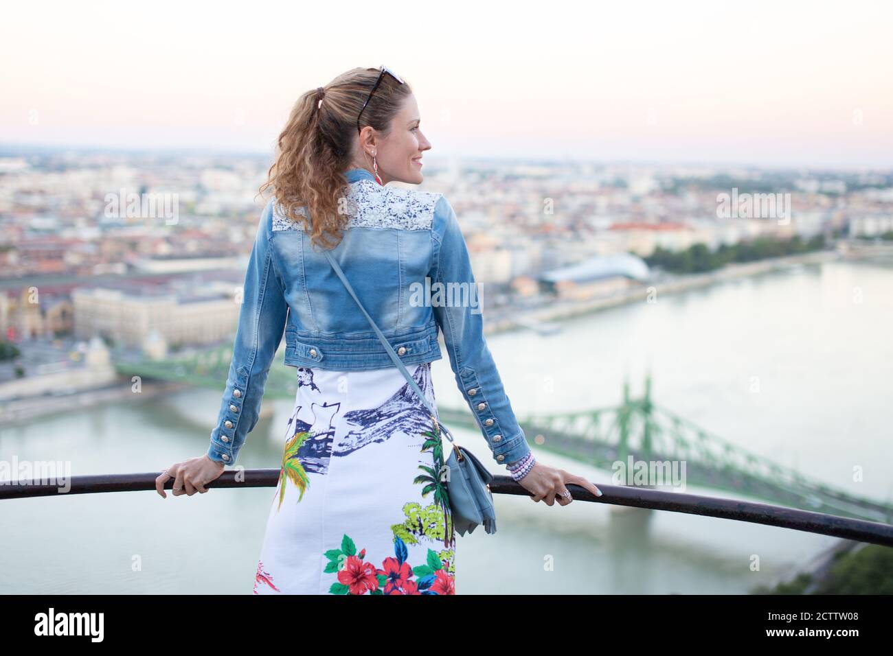 Giovane turista che si chiede in città panorama, Budapest, Ungheria Foto Stock