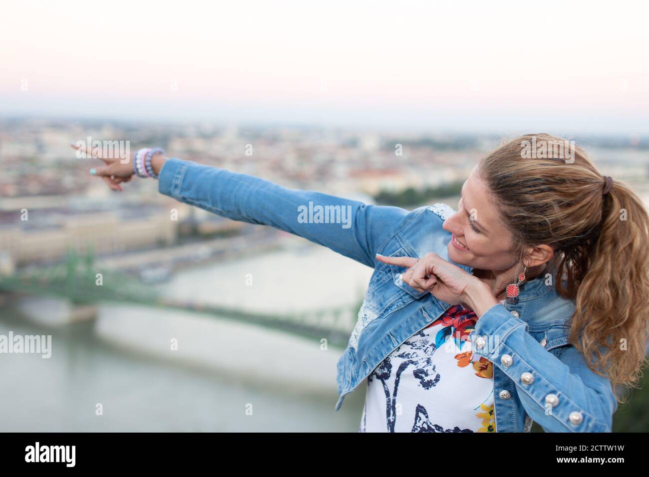 Felice giovane donna si divertono durante il viaggio a Budapest, Ungheria Foto Stock