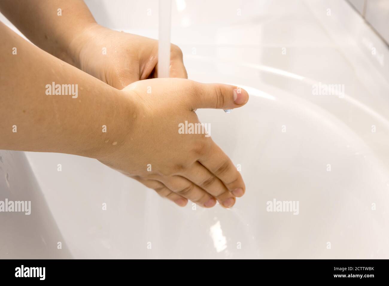 Lavarsi le mani con acqua sotto l'acqua corrente. Igiene delle mani Foto Stock