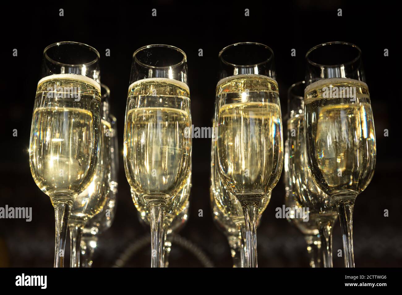 Lo champagne fresco viene versato in bicchieri di vetro. Condensa sul vetro Foto Stock