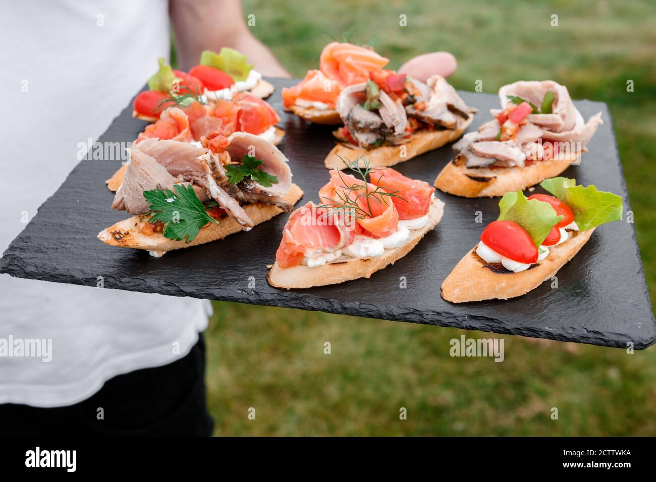 Panini a base di pesce rosso preparati su un piatto di ardesia Foto Stock