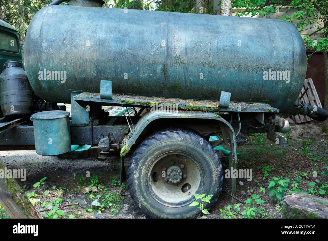 Il serbatoio è vecchio arrugginito su un camion abbandonato Foto Stock