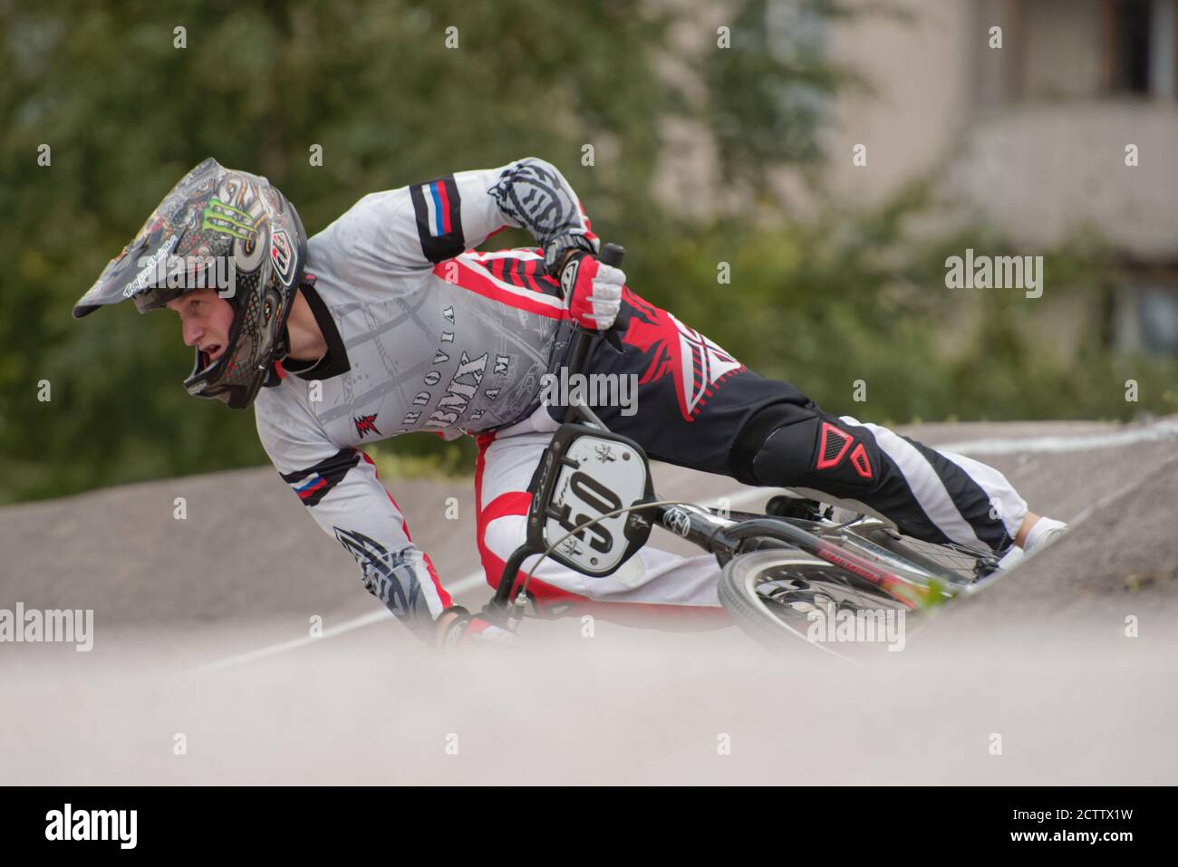 San Pietroburgo, Russia - 6 agosto 2015: Biker non identificato nel BMX gara Cruiser. Le competizioni sono una tappa del campionato BMX Foto Stock