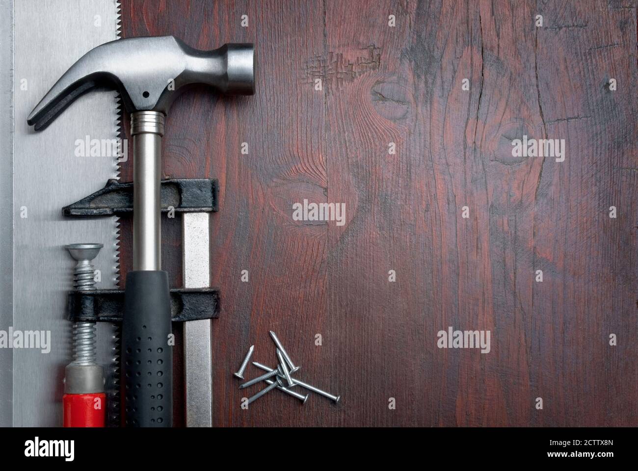Utensili fai da te su sfondo di legno , con spazio per la copia. Foto Stock