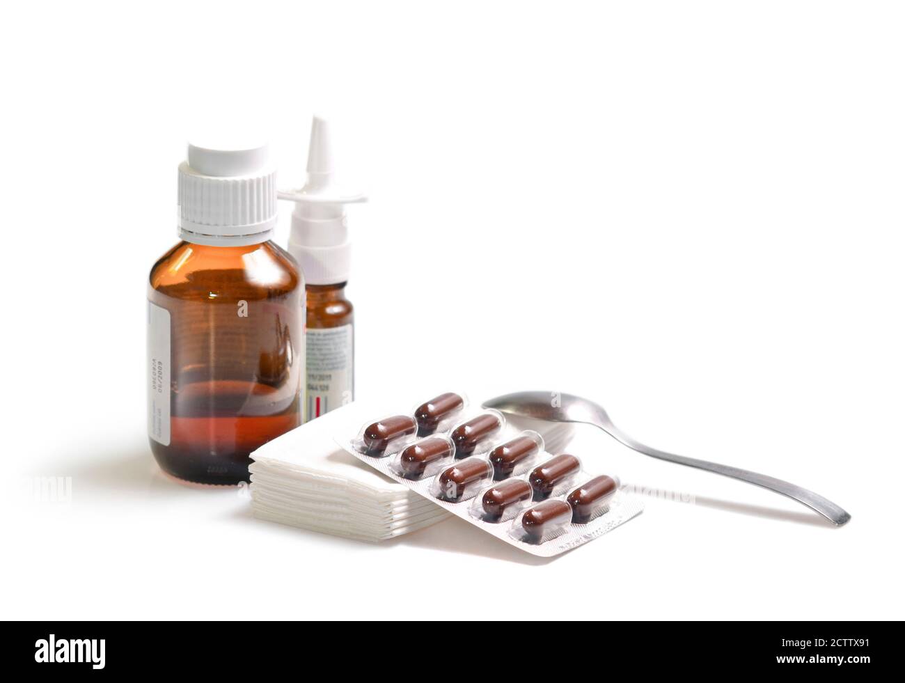 Medicinali con cucchiaio e fazzoletti. Isolato su sfondo bianco. Foto Stock