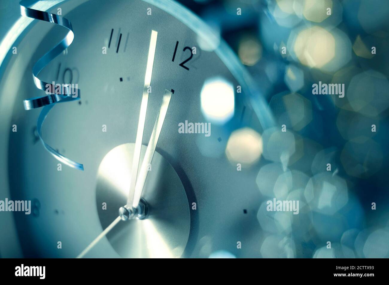 Conto alla rovescia di mezzanotte. Orologio che mostra le ore 12 alla vigilia di Capodanno. Foto Stock