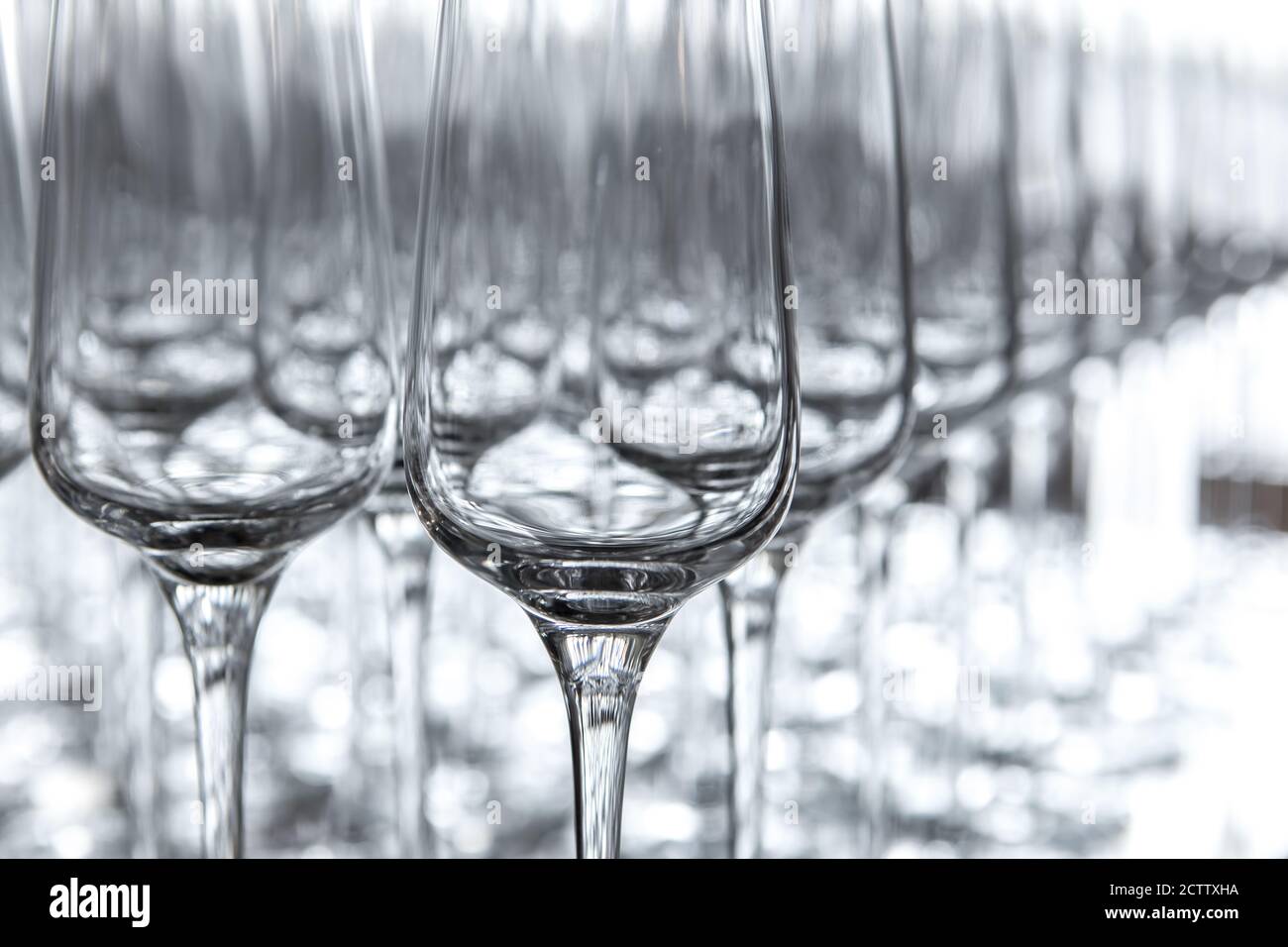 Bicchieri vuoti per il vino frizzante alla luce Foto Stock
