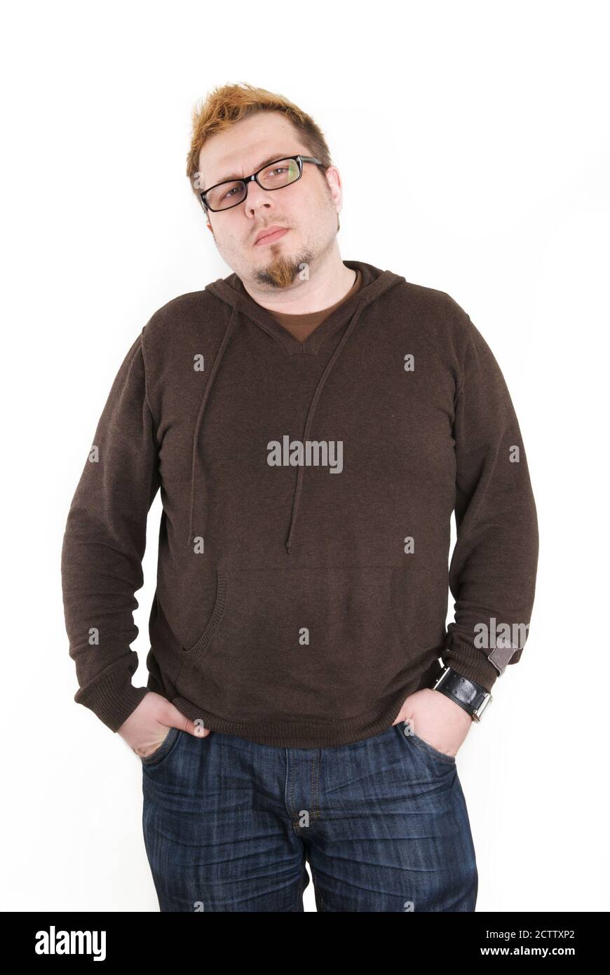 Uomo con occhiali e felpa marrone Foto Stock