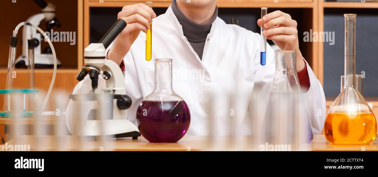 Ricerca di laboratorio in un laboratorio chimico. Esperimento scientifico Foto Stock