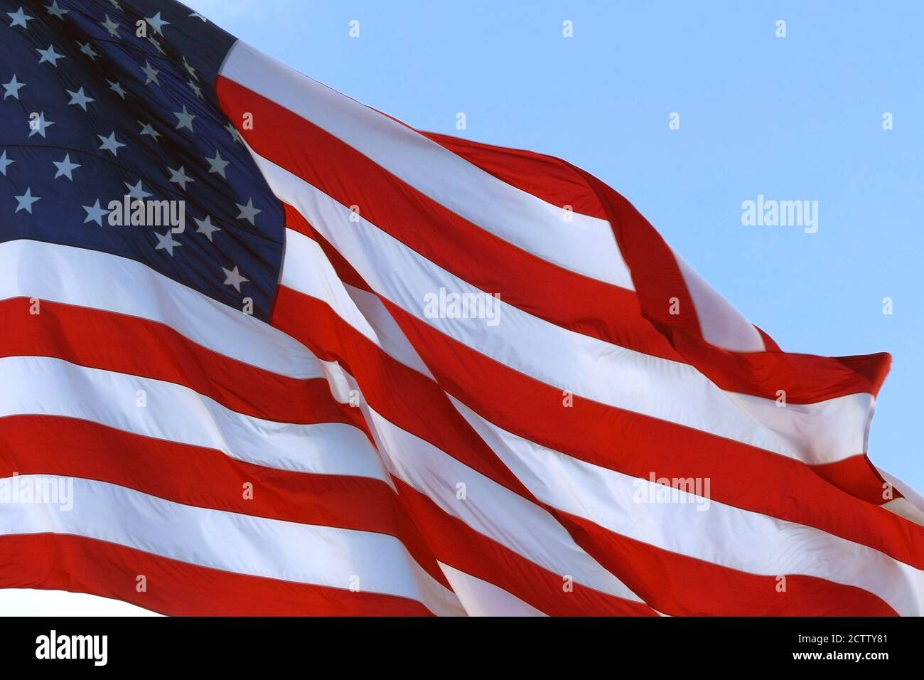 Grande bandiera americana che sventolava delicatamente nel vento Foto Stock