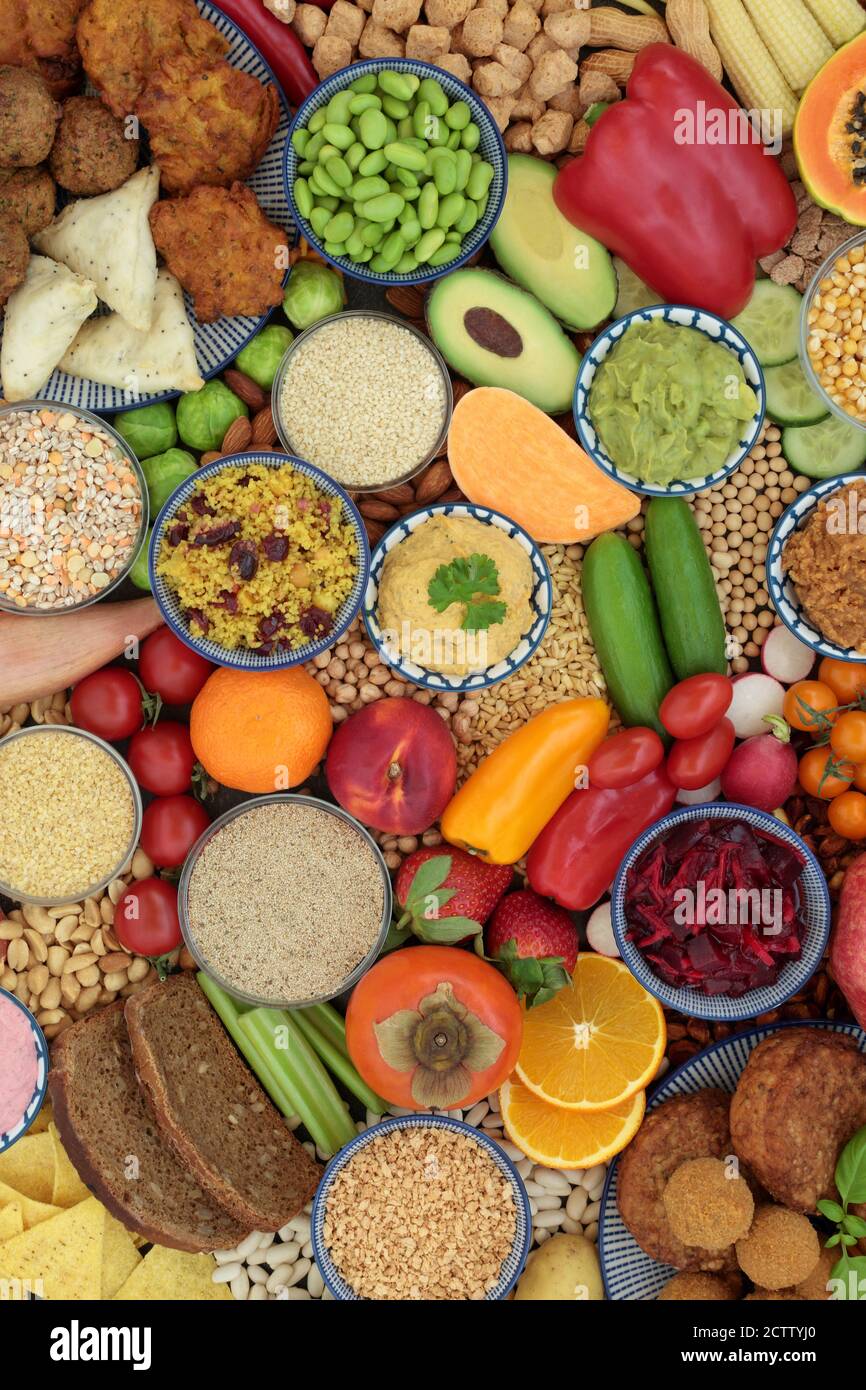 Cibo vegano sano per una dieta equilibrata con super alimenti ad alto contenuto di antiossidanti, antocianine, proteine, omega 3, vitamine, smart carbs e minerali. Foto Stock