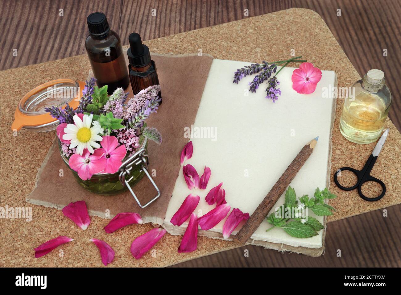 Preparazione naturale della medicina di erbe con fiori ed erbe che si infiltrano in un vaso con olio & sciolto per l'olio essenziale di aromaterapia. Foto Stock