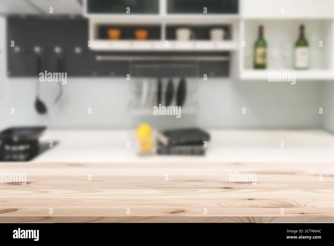 tavolo in legno sullo sfondo della cucina per la pubblicità dei prodotti per la casa modello di montaggio Foto Stock