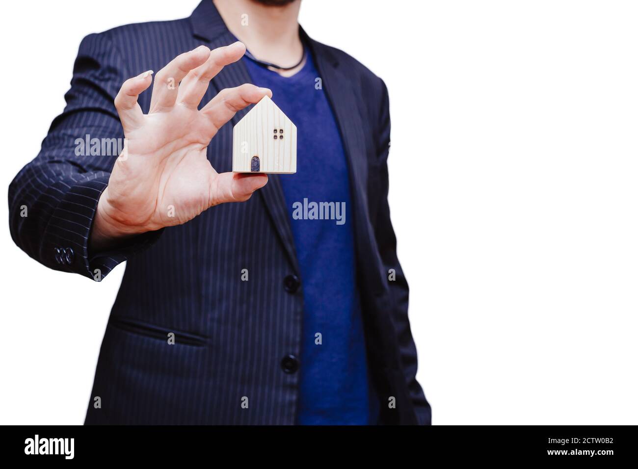 Modello domestico di tenuta della mano dell'uomo di affari con sfondo bianco dello spazio per il concetto di pubblicità di ipoteca della casa. Foto Stock