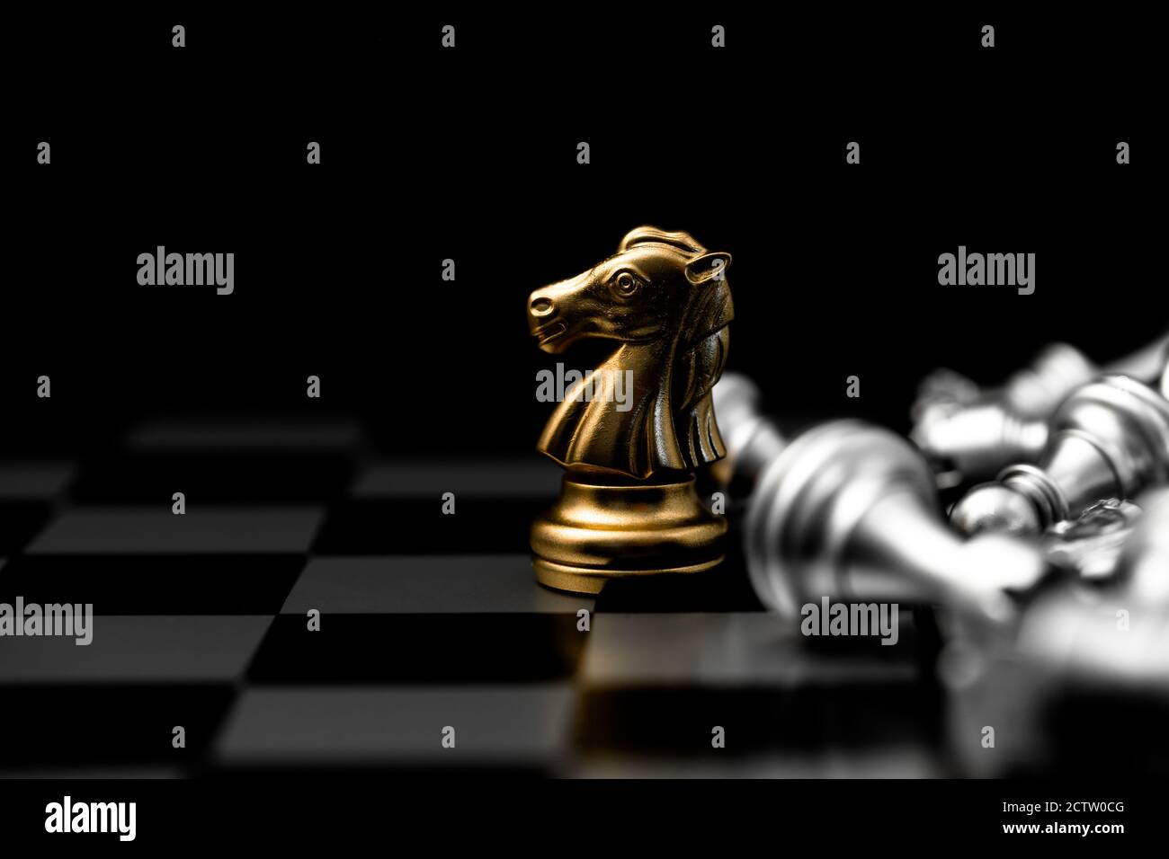 Oro elegante lusso scacchi pezzo cavallo nero con spazio per il testo. Business di successo di leader concetto. Foto Stock