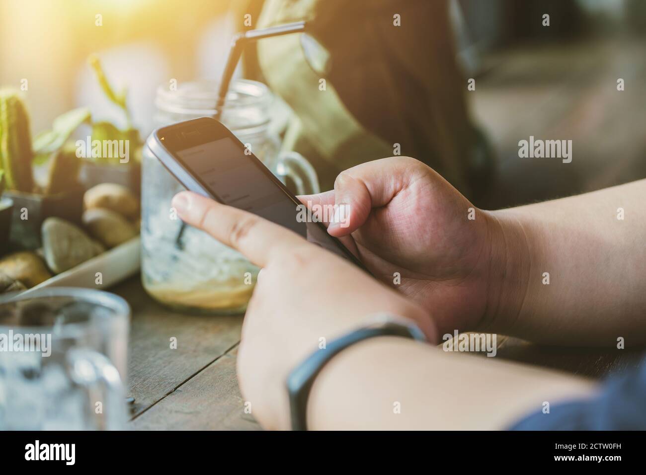Le persone scrivano a mano sullo schermo dello smartphone per leggere le notizie di controllo sui social media. Foto Stock