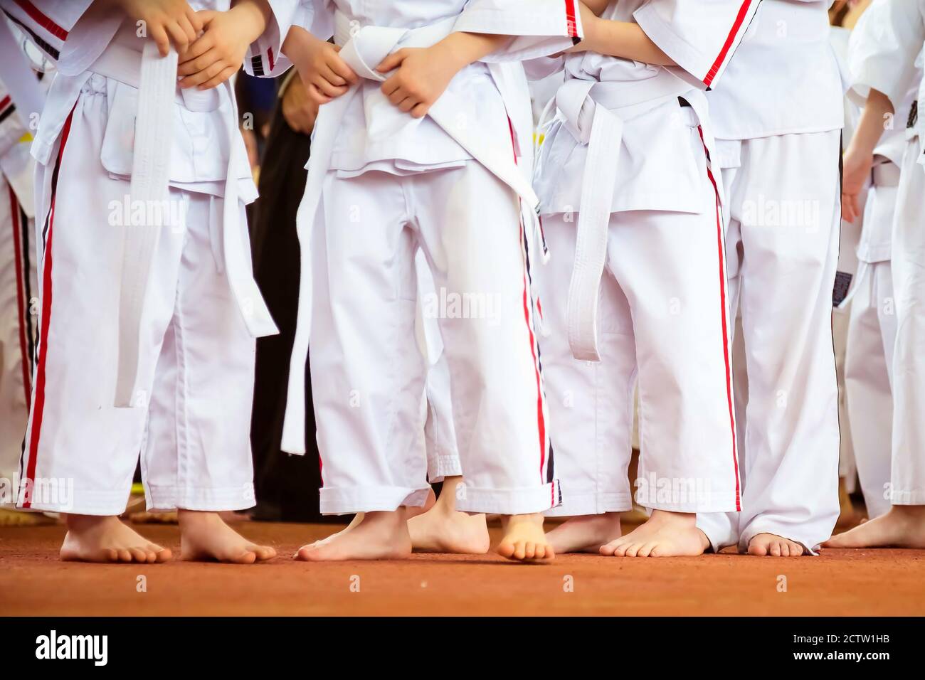 Un gruppo di persone in kimono. Karate bambini con cinture bianche.  Preparazione per la formazione Foto stock - Alamy