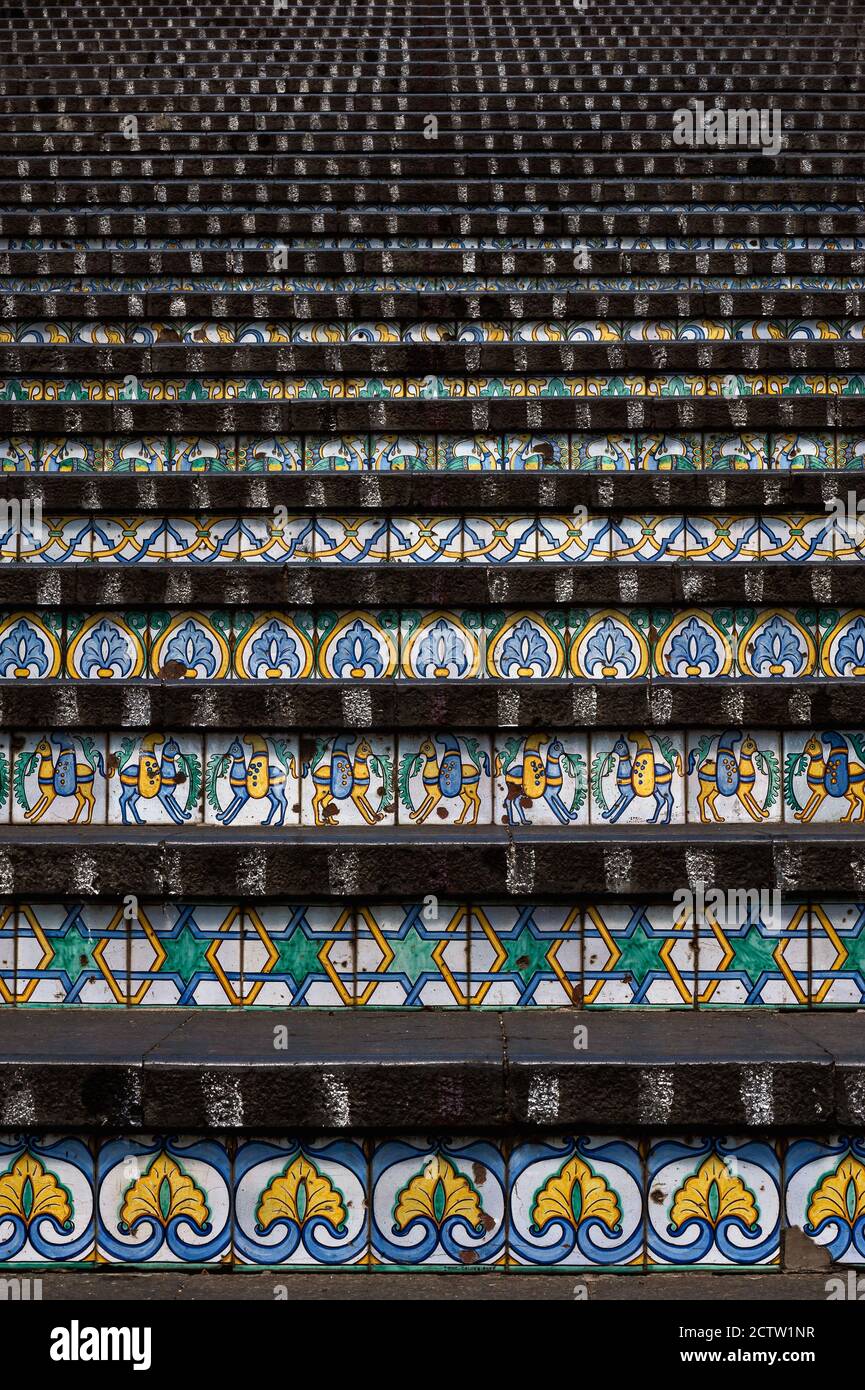 La Scalinata di Santa Maria del Monte, detta «la Scalazza», a Caltagirone, provincia di Catania, Sicilia, Italia, conosciuta come «la Scalazza», è una scala di 142 gradini in pietra lavica di inizio Seicento, vividamente decorata con piastrelle in maiolica locale, che conduce alla chiesa barocca di Santa Maria del Monte. Caltagirone è il centro dell'industria ceramica siciliana. La scalinata fu costruita nel 1604, ma le piastrelle che decorano i rilievi furono aggiunte negli anni '1950 Foto Stock