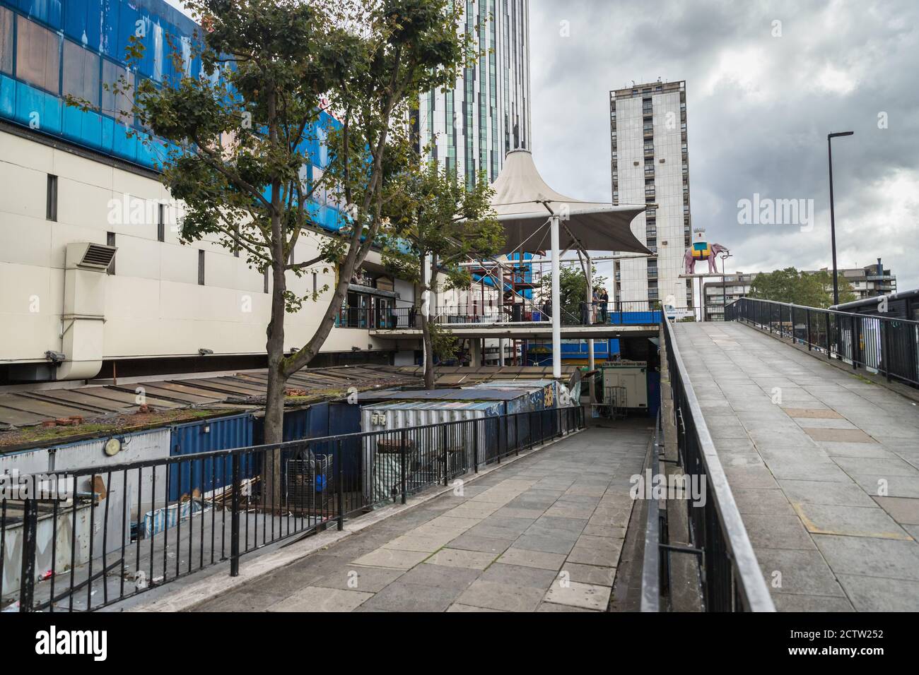 Vista esterna del Centro commerciale Elephant and Castle, Londra, il suo ultimo giorno, in quanto chiude dopo 55 anni Foto Stock