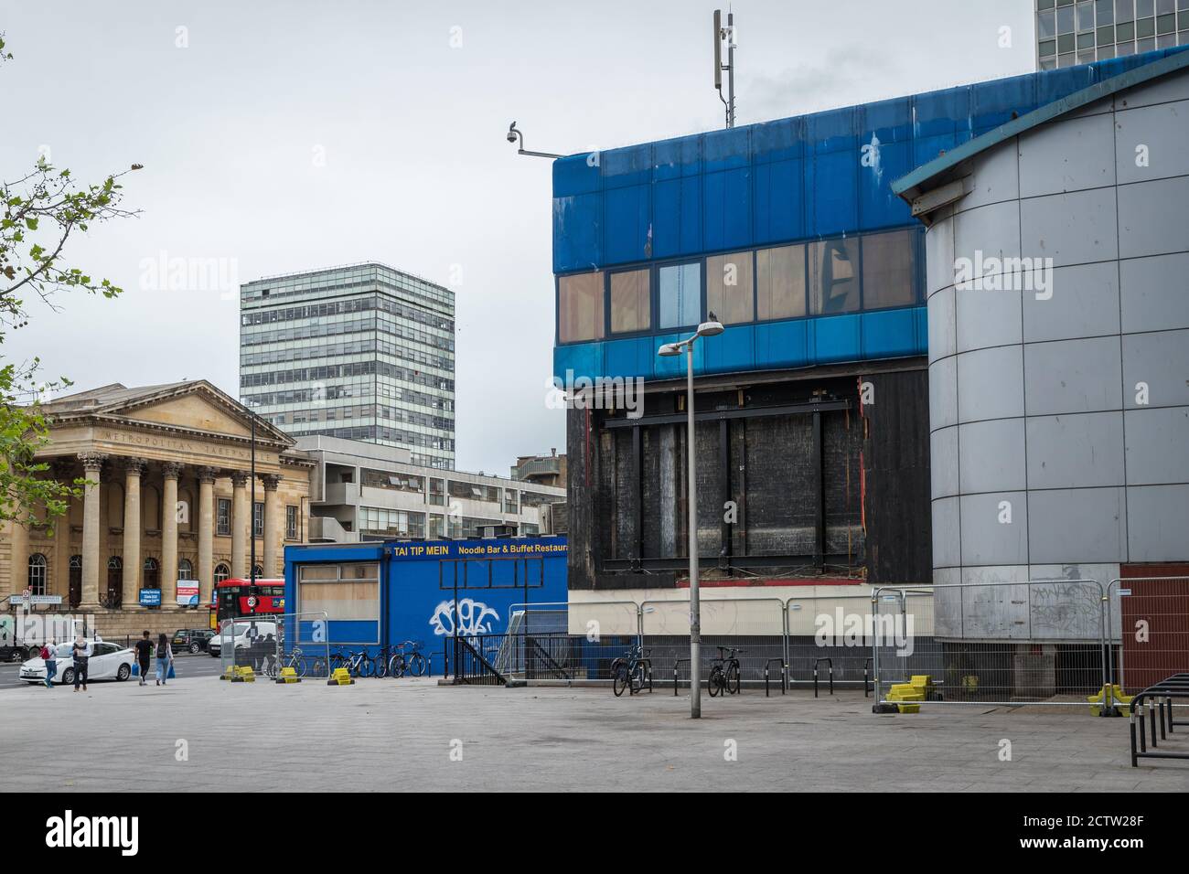 Vista esterna del Centro commerciale Elephant and Castle, Londra, il suo ultimo giorno, in quanto chiude dopo 55 anni Foto Stock