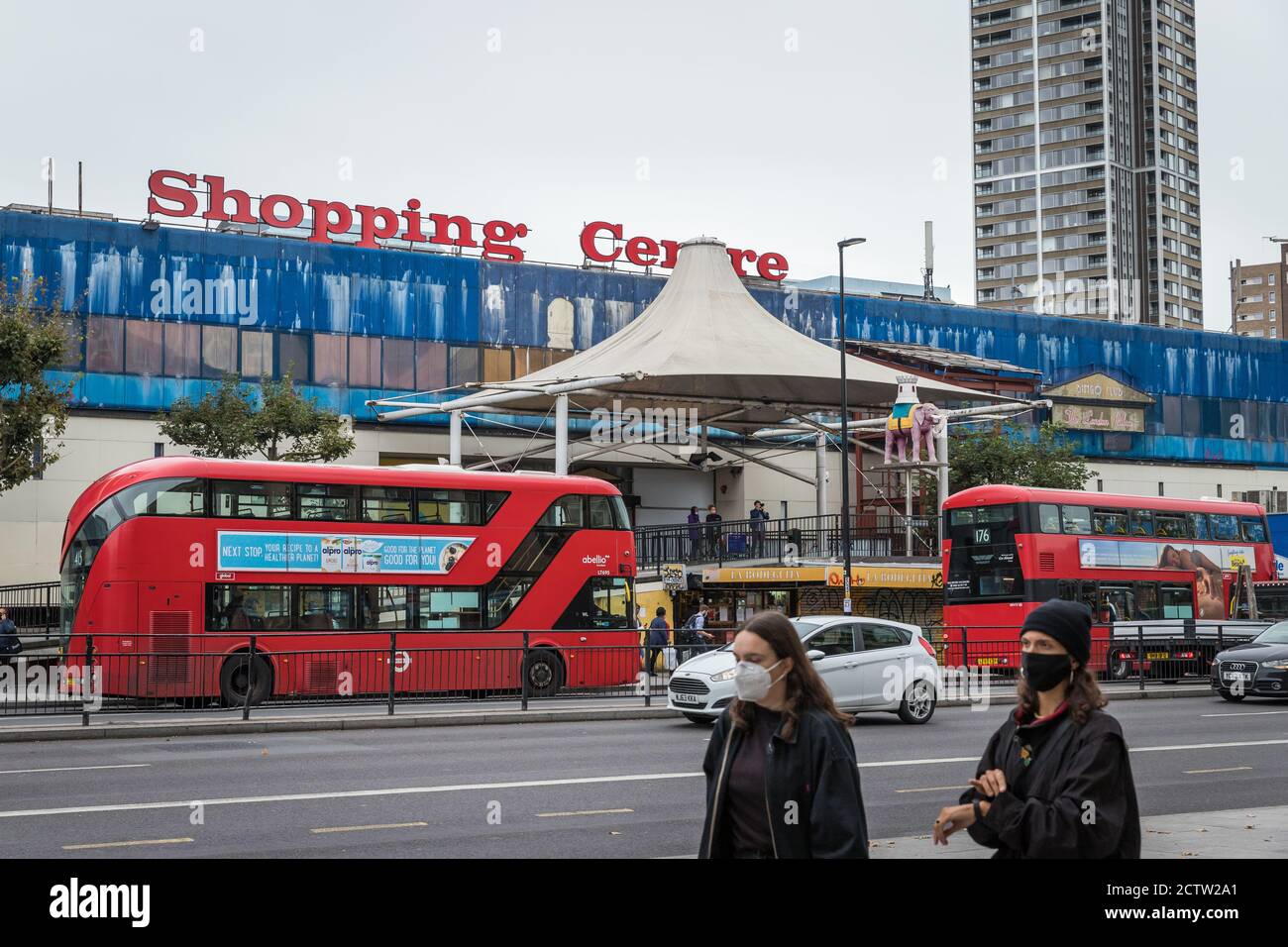 Vista esterna del Centro commerciale Elephant and Castle, Londra, il suo ultimo giorno, in quanto chiude dopo 55 anni Foto Stock