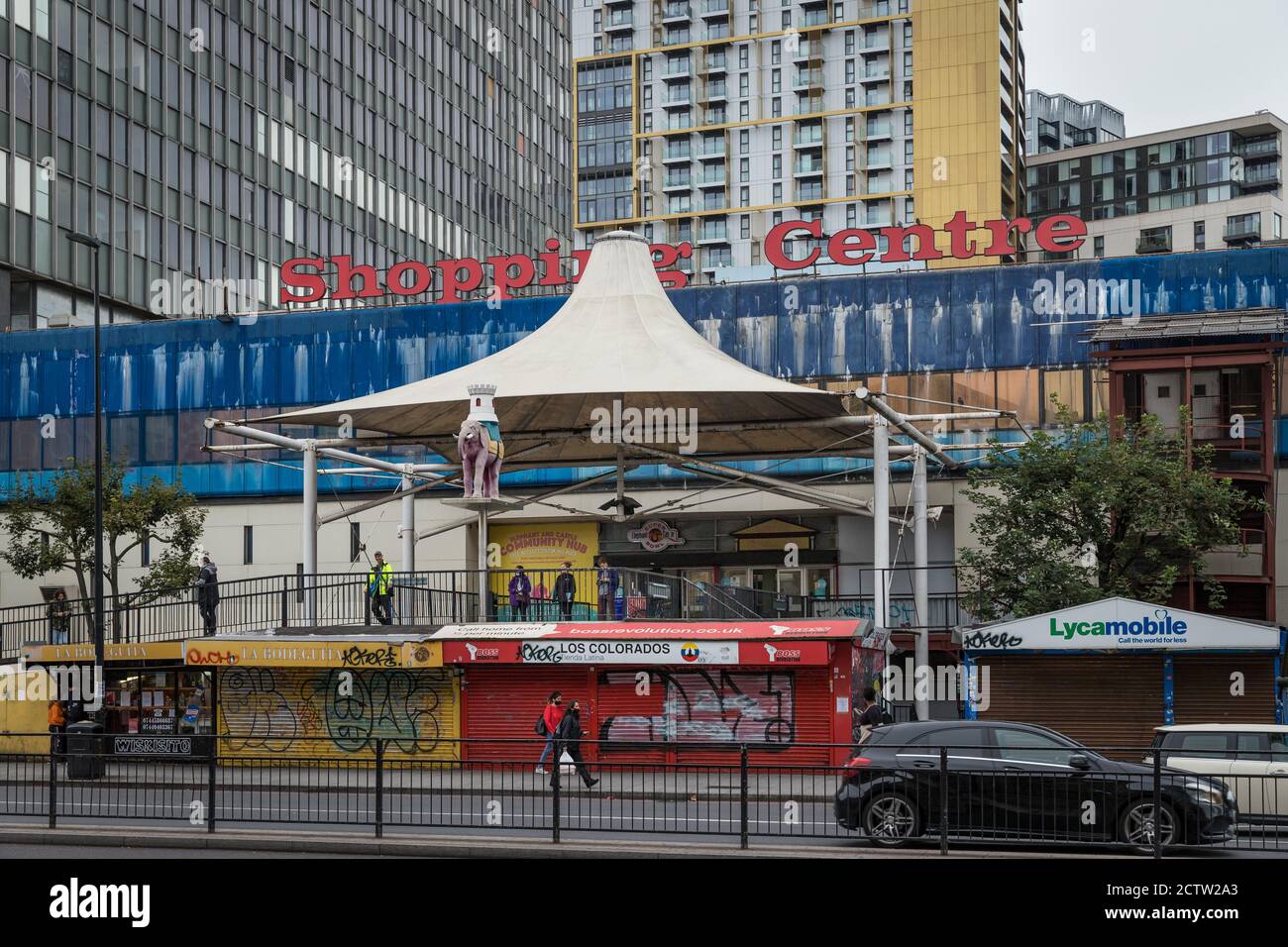 Vista esterna del Centro commerciale Elephant and Castle, Londra, il suo ultimo giorno, in quanto chiude dopo 55 anni Foto Stock