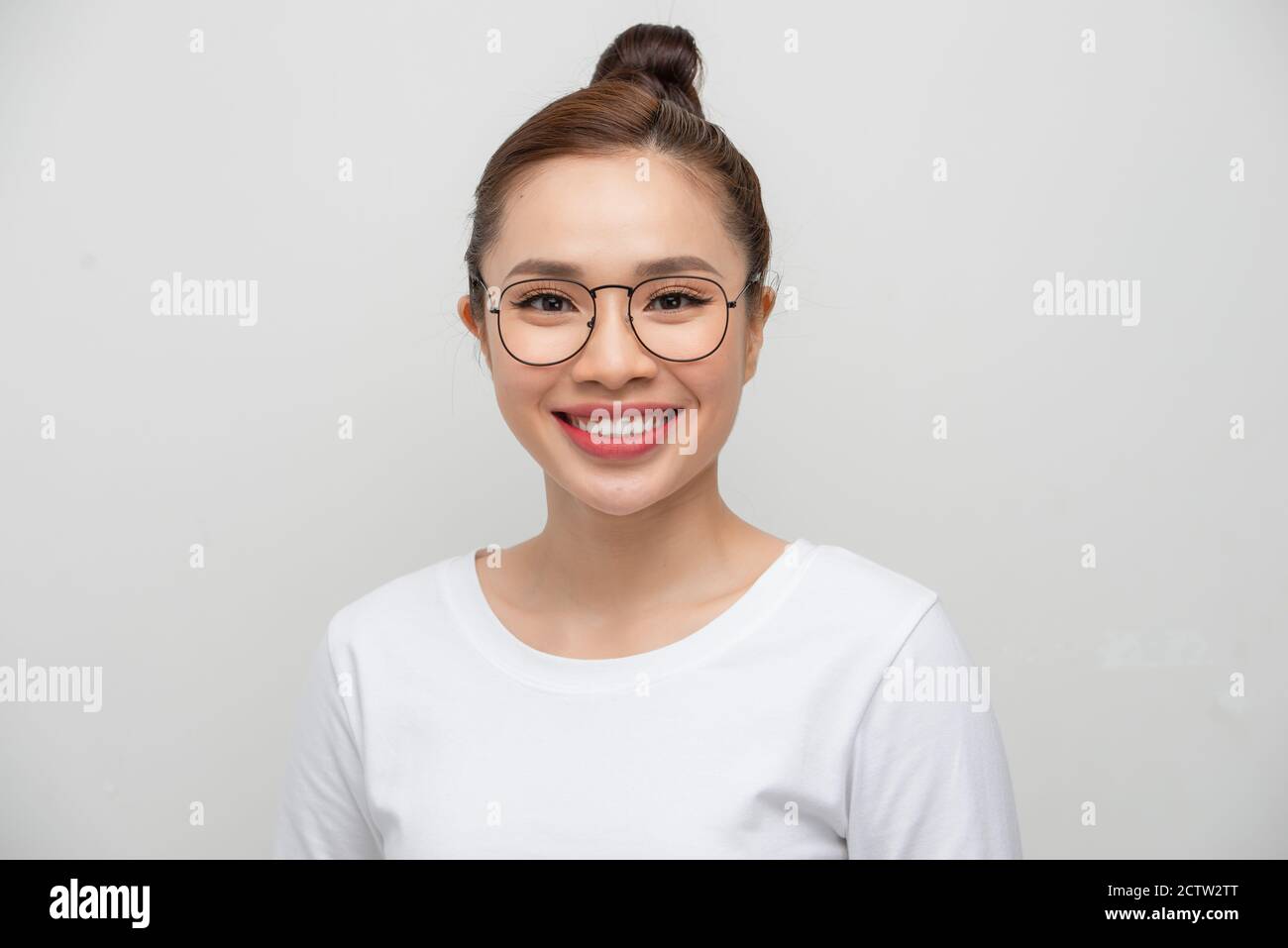 Giovane donna asiatica di bellezza con concetto sano di cura della pelle. Foto Stock