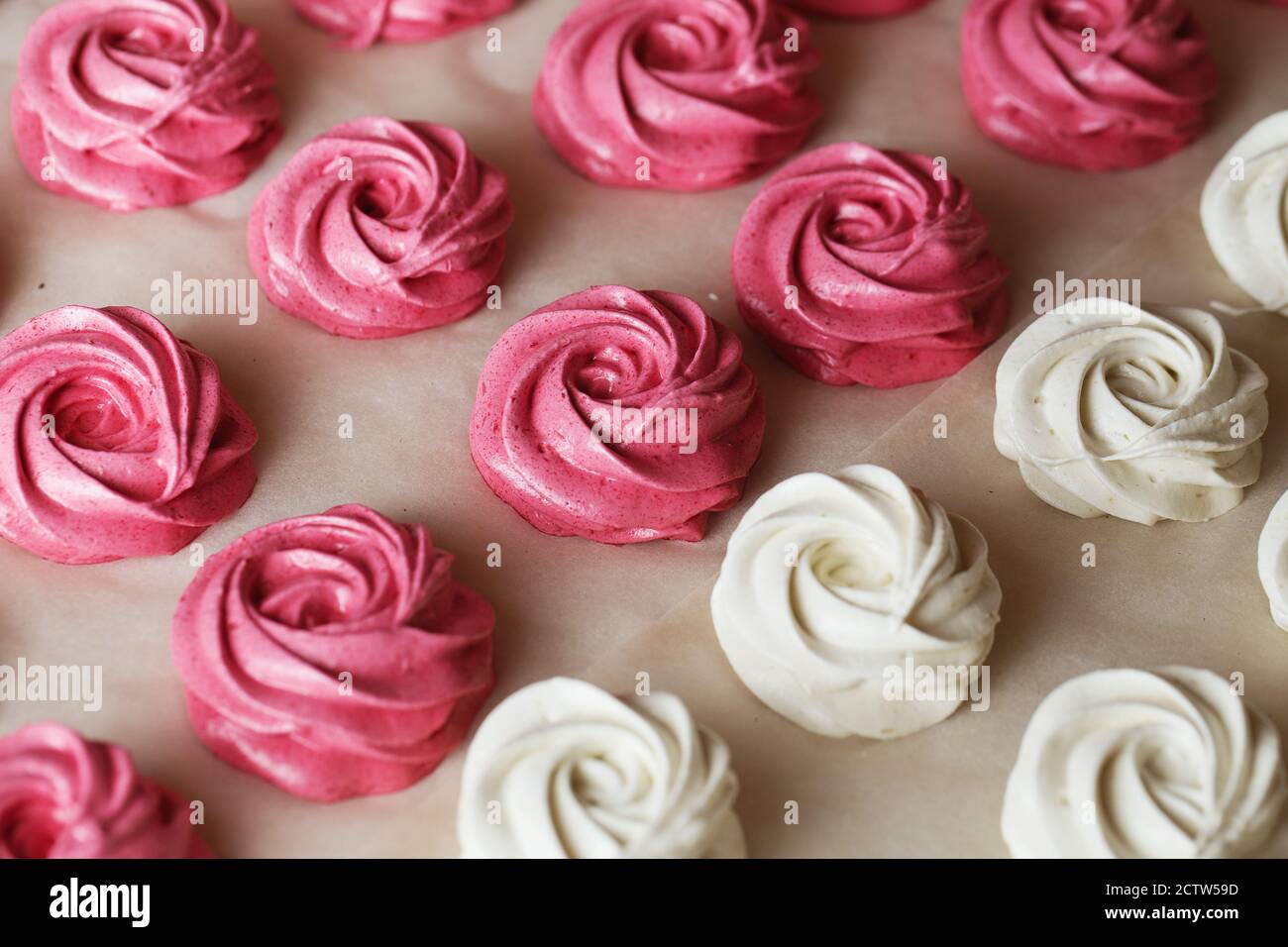 Il processo di produzione del marshmallow zephyr alla cucina della pasticceria. Rose fresche di marshmallow di frutta bianca e rosa. Fotografia alimentare Foto Stock