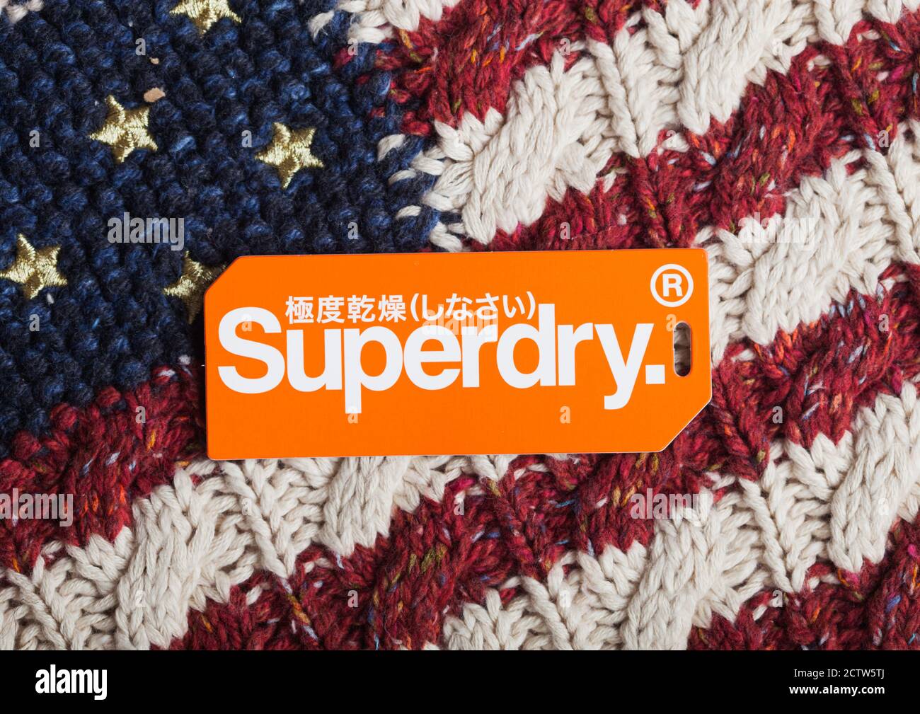 LONDRA, UK - 09 SETTEMBRE 2020: Etichetta e etichetta di abbigliamento Superdry su tessuto di lana con bandiera amercan. Foto Stock