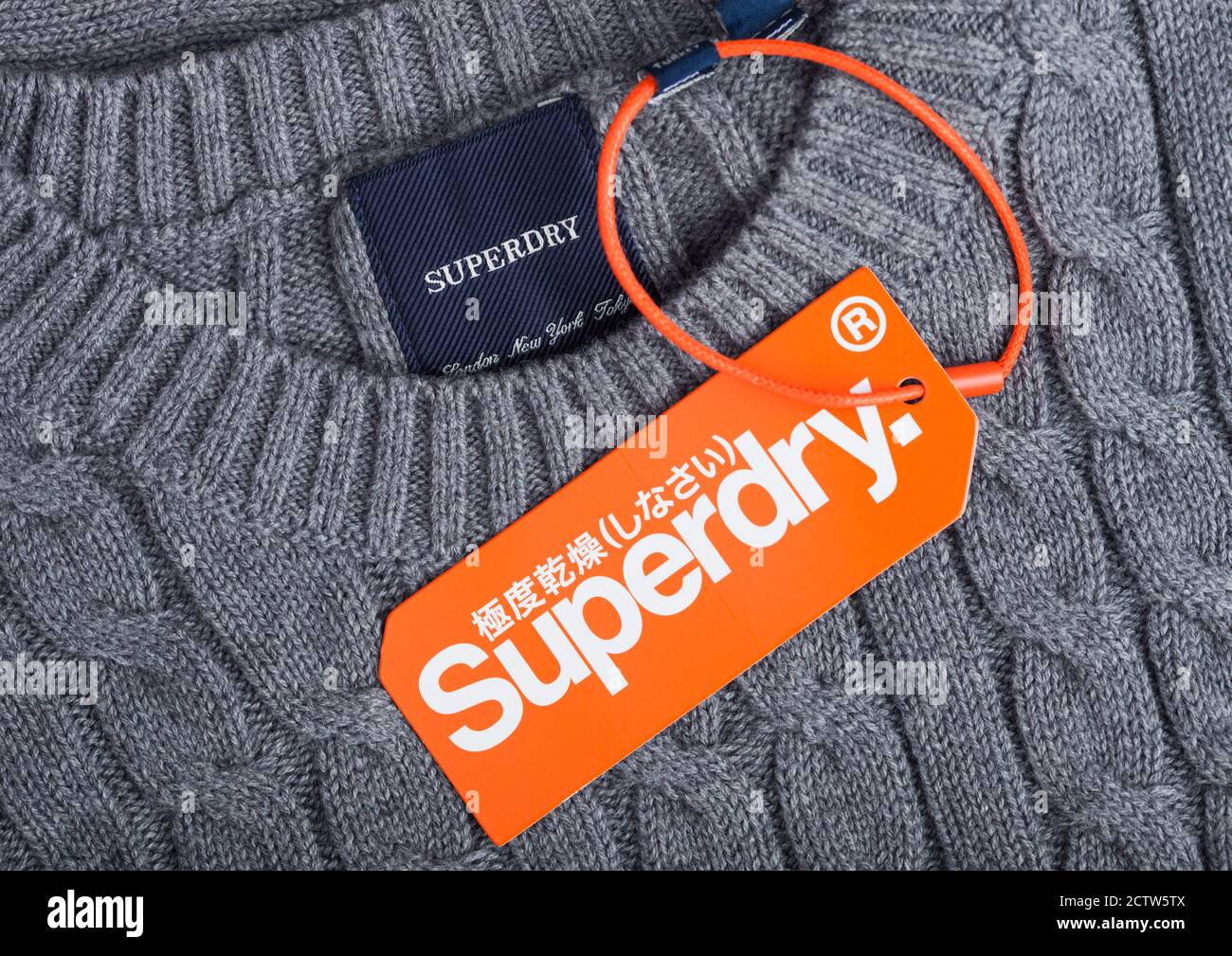 LONDRA, UK - 09 SETTEMBRE 2020: Etichetta e etichetta di abbigliamento Superdry su tessuto di lana grigio. Foto Stock