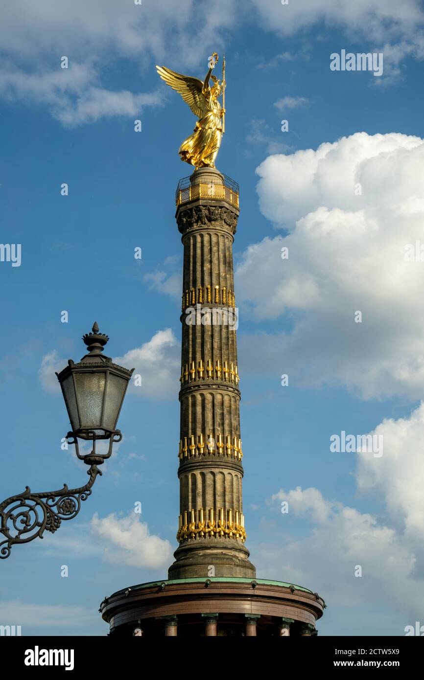 BERLINO, GERMANIA - 29 agosto 2020: BERLINO, GERMANIA 29 agosto 2020. Un bel Chioseup dalla scultura in bronzo Goldelse Victoria alla colonna della Vittoria a t Foto Stock