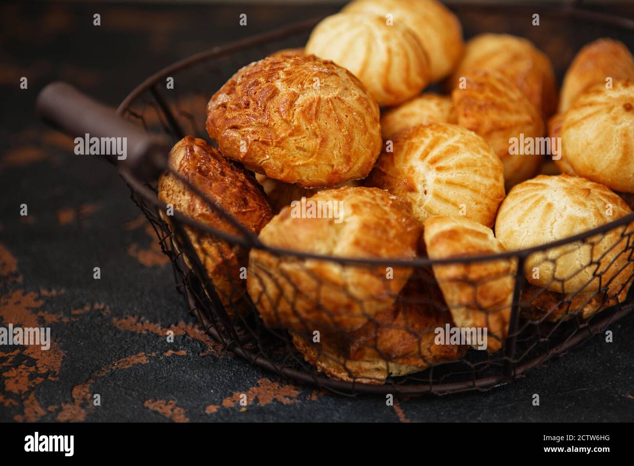 Profiteroles fatti in casa. Profiteroles (choux à la crème) - polpette di pasta di choux francese farcite con crema pasticcera o formaggio di cottage Foto Stock