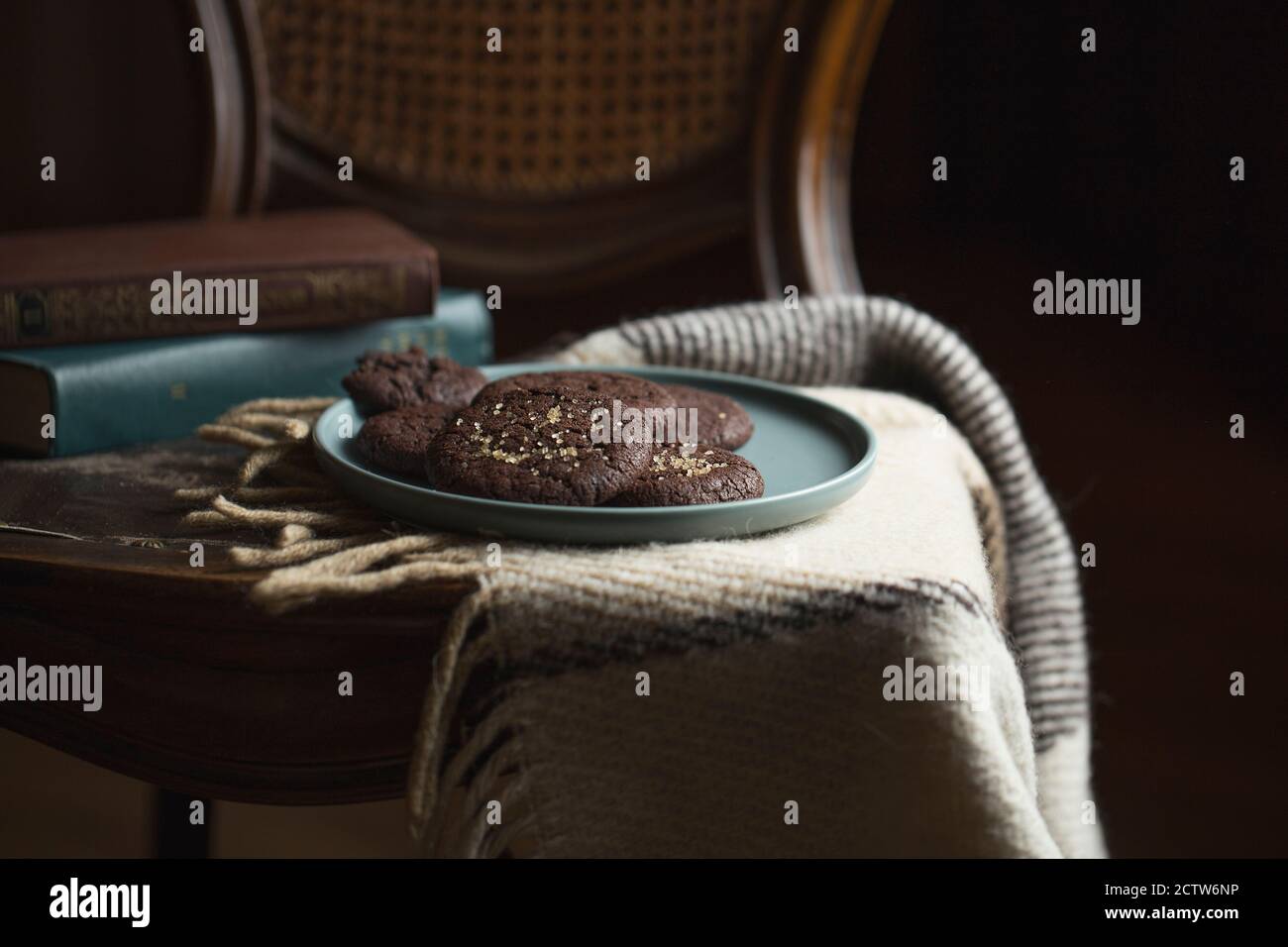 Biscotti al cioccolato sul piatto. Dark and Moody, Mystic Light fotografia alimentare. Foto Stock