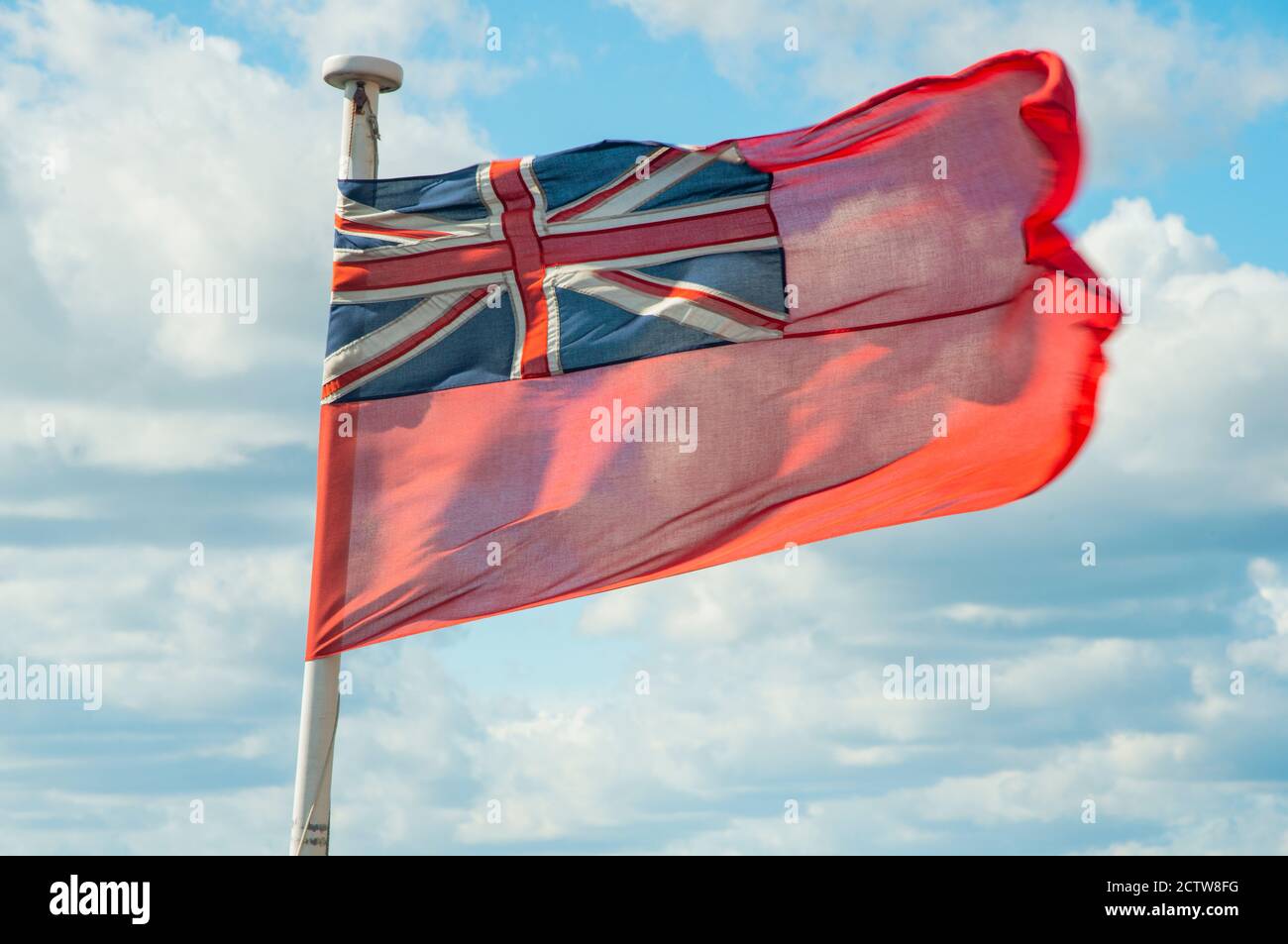 Red Ensign, bandiera britannica che batte su un palo di bandiera delle navi Foto Stock