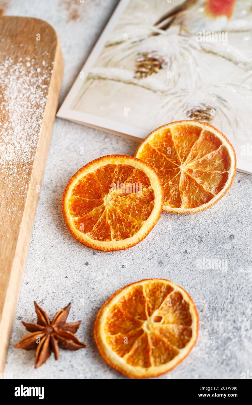 Ingredienti e decorazioni per la cottura di Natale - stollen e torta Foto Stock