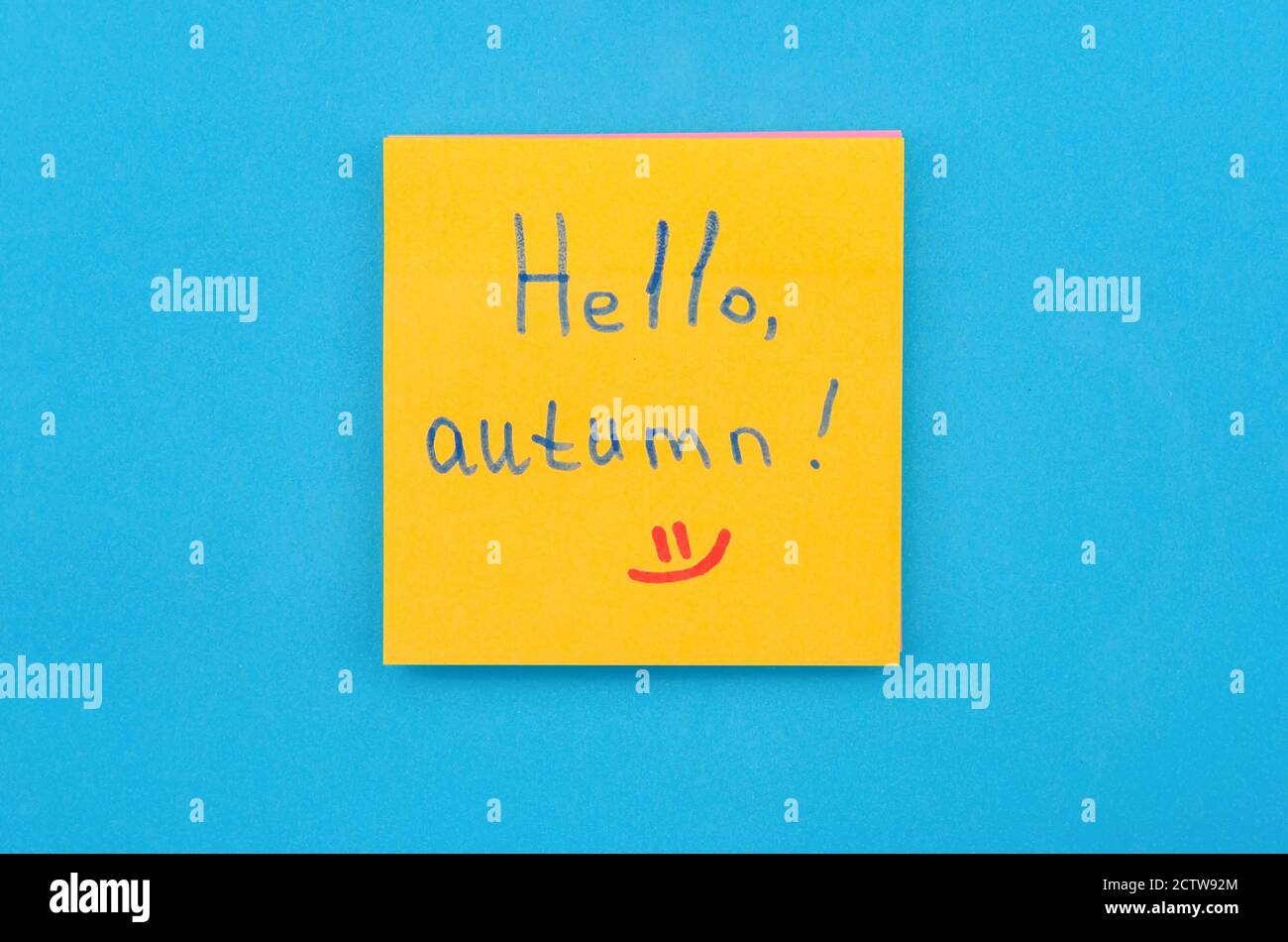 Sul foglio giallo per i vostri record saluti scritti, autunno, sfondo, vista dall'alto Foto Stock